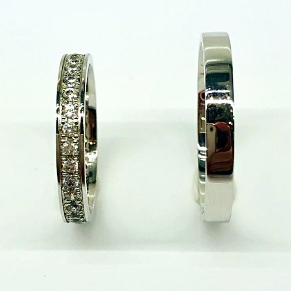 Különleges öntési eljárással, forrasztás nélkül készül! Választható egy színből: fehér, sárga, vörös. Felülete matt vagy fényes. Tetszés szerinti kövezéssel (cirkónia vagy brill). Belül finoman hajlított (domború). A gyűrűk szélessége 3 mm.
Átlag súly (egy párra értendő) 5,7 gr.