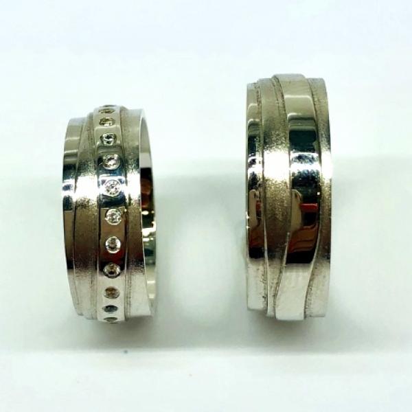 Különleges öntési eljárással, forrasztás nélkül készül! Választható egy színből: fehér, sárga, vörös. Felülete matt vagy fényes. Tetszés szerinti kövezéssel (cirkónia vagy brill). Kívül, belül finoman hajlított (domború). A gyűrűk szélessége 7 mm.
Átlag súly (egy párra értendő) 13,8 gr.