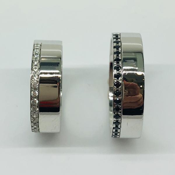 Különleges öntési eljárással, forrasztás nélkül készül! Választható egy színből: fehér, sárga, vörös. Felülete matt vagy fényes. Tetszés szerinti kövezéssel (cirkónia vagy brill). Belül finoman hajlított (domború). A gyűrűk szélessége 6 mm.
Átlag súly (egy párra értendő) 11,7 gr.