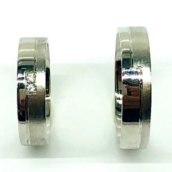 Különleges öntési eljárással, forrasztás nélkül készül! Választható egy színből: fehér, sárga, vörös. Felülete matt és fényes. Tetszés szerinti kövezéssel (cirkónia vagy brill). Belül finoman hajlított (domború). A gyűrűk szélessége 5 mm.
Átlag súly (egy párra értendő) 10,0 gr.