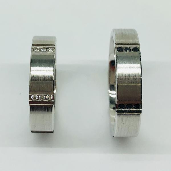 Különleges öntési eljárással, forrasztás nélkül készül! Választható egy színből: fehér, sárga, vörös. Felülete matt vagy fényes. Tetszés szerinti kövezéssel (cirkónia vagy brill). Belül finoman hajlított (domború). A gyűrűk szélessége 5 mm.
Átlag súly (egy párra értendő) 12,1 gr.