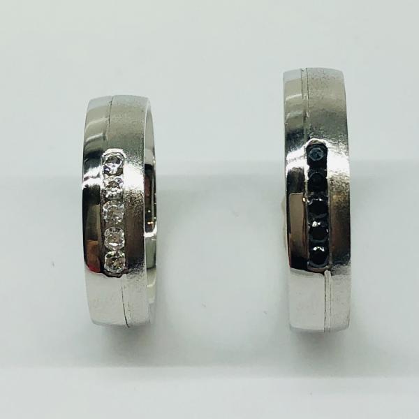 Különleges öntési eljárással, forrasztás nélkül készül! Választható egy színből: fehér, sárga, vörös. Felülete matt és fényes. Tetszés szerinti kövezéssel (cirkónia vagy brill). Kívül, belül finoman hajlított (domború). A gyűrűk szélessége 5 mm.
Átlag súly (egy párra értendő) 9,2 gr.