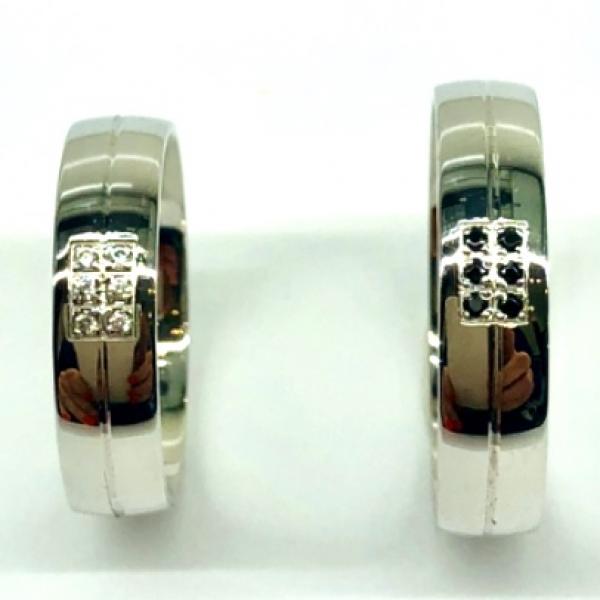 Különleges öntési eljárással, forrasztás nélkül készül! Választható egy színből: fehér, sárga, vörös. Felülete matt vagy fényes. Tetszés szerinti kövezéssel (cirkónia vagy brill). Kívül, belül finoman hajlított (domború).A gyűrűk szélessége 5 mm.
Átlag súly (egy párra értendő) 9,1 gr.