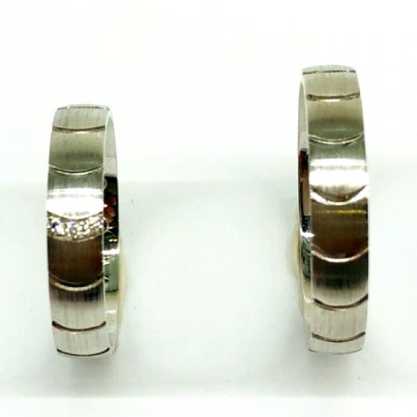 Különleges öntési eljárással, forrasztás nélkül készül! Választható egy színből: fehér, sárga, vörös. Felülete matt és fényes. Tetszés szerinti kövezéssel (cirkónia vagy brill). Kívül, belül finoman hajlított (domború).A gyűrűk szélessége 4 mm.
Átlag súly (egy párra értendő) 7,5 gr.