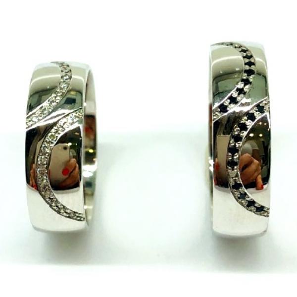 Különleges öntési eljárással, forrasztás nélkül készül! Választható egy színből: fehér, sárga, vörös. Felülete matt vagy fényes. Tetszés szerinti kövezéssel (cirkónia vagy brill). Kívül, belül finoman hajlított (domború).A gyűrűk szélessége 6 mm.
Átlag súly (egy párra értendő) 10,4 gr.