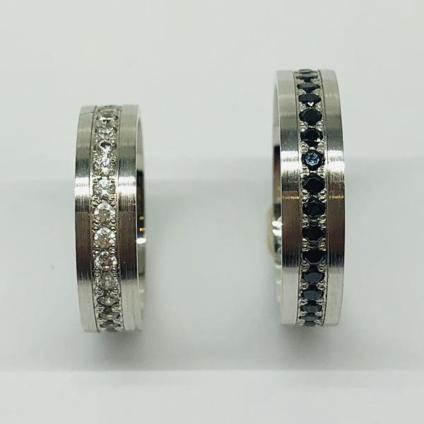 Különleges öntési eljárással, forrasztás nélkül készül! Választható egy színből: fehér, sárga, vörös. Felülete matt vagy fényes. Tetszés szerinti kövezéssel (cirkónia vagy brill). Belül finoman hajlított (domború). A gyűrűk szélessége 5 mm.
Átlag súly (egy párra értendő) 9,2 gr.