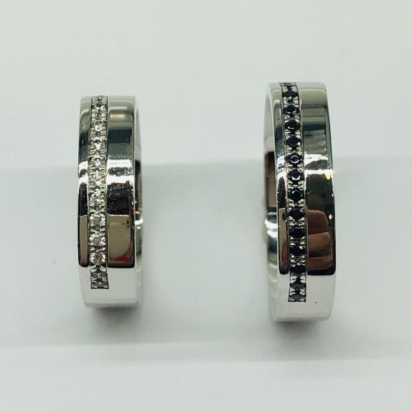 Különleges öntési eljárással, forrasztás nélkül készül! Választható egy színből: fehér, sárga, vörös. Felülete matt vagy fényes. Tetszés szerinti kövezéssel (cirkónia vagy brill). Belül finoman hajlított (domború). A gyűrűk szélessége 5 mm.
Átlag súly (egy párra értendő) 11,1 gr.