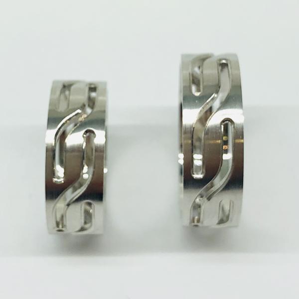 Különleges öntési eljárással, forrasztás nélkül készül! Választható egy színből: fehér, sárga, vörös. Felülete matt vagy fényes. Belül finoman hajlított (domború). A gyűrűk szélessége 7 mm.
Átlag súly (egy párra értendő) 9,8 gr.