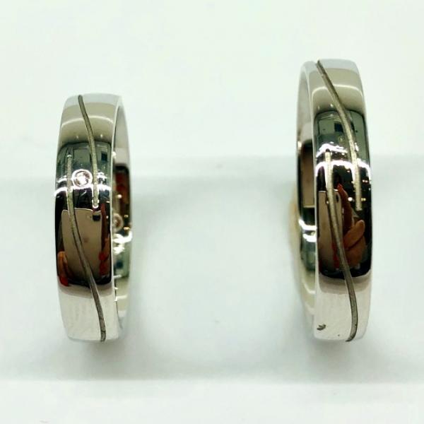 Különleges öntési eljárással, forrasztás nélkül készül! Választható egy színből: fehér, sárga, vörös. Felülete matt vagy fényes. Tetszés szerinti kövezéssel (cirkónia vagy brill). Kívül, belül finoman hajlított (domború).A gyűrűk szélessége 4 mm.
Átlag súly (egy párra értendő) 7,4 gr.