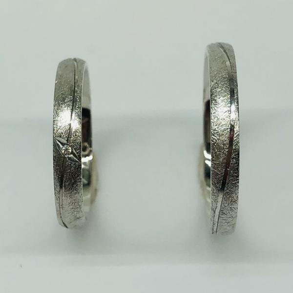 Különleges öntési eljárással, forrasztás nélkül készül! Választható egy színből: fehér, sárga, vörös. Felülete matt és fényes. Tetszés szerinti kövezéssel (cirkónia vagy brill). Kívül, belül finoman hajlított (domború).A gyűrűk szélessége 3 mm.
Átlag súly (egy párra értendő) 5,1 gr.