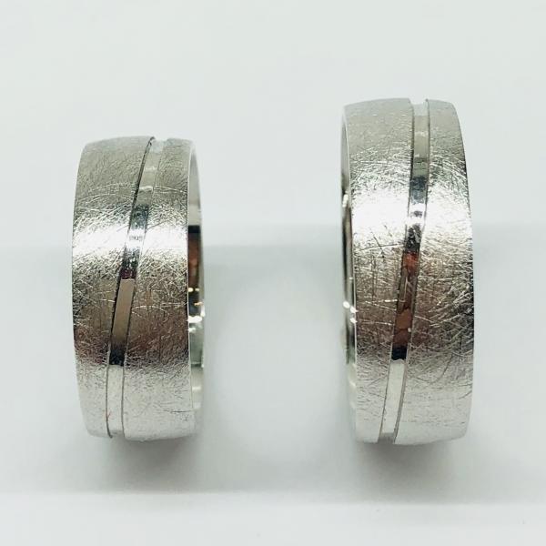 Különleges öntési eljárással, forrasztás nélkül készül! Választható egy színből: fehér, sárga, vörös. Felülete matt és fényes. Kívül, belül finoman hajlított (domború). A gyűrűk szélessége 7 mm.
Átlag súly (egy párra értendő) 12,1 gr.