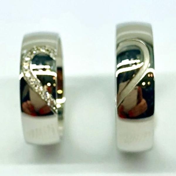 Különleges öntési eljárással, forrasztás nélkül készül! Választható egy színből: fehér, sárga, vörös. Felülete matt vagy fényes. Tetszés szerinti kövezéssel (cirkónia vagy brill). Kívül, belül finoman hajlított (domború).A gyűrűk szélessége 6 mm.
Átlag súly (egy párra értendő) 10,9 gr.