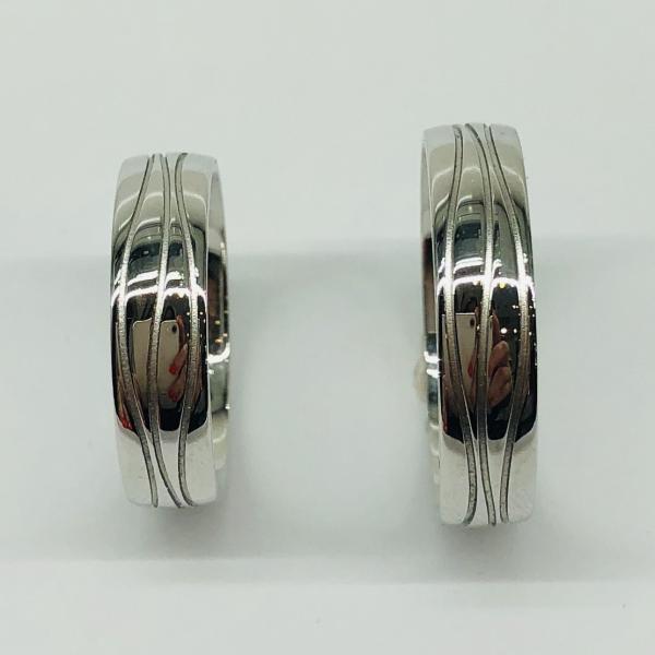 Különleges öntési eljárással, forrasztás nélkül készül! Választható egy színből: fehér, sárga, vörös. Felülete  fényes. Kívül, belül finoman hajlított (domború). A gyűrűk szélessége 5 mm.
Átlag súly (egy párra értendő) 8,8 gr.