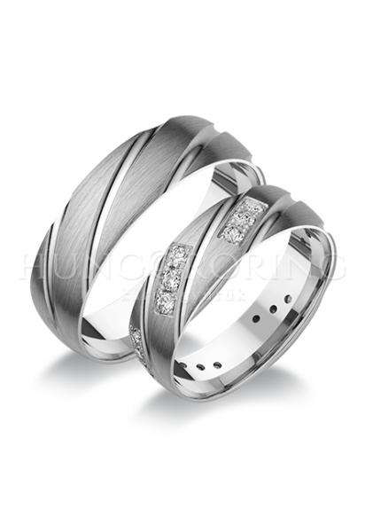 Különleges öntési eljárással, forrasztás nélkül készül! Választható egy színből: fehér, sárga, vörös. Felülete matt. Tetszés szerinti kövezéssel (cirkónia vagy brill). Belül finoman hajlított (domború). Átlag súly (egy párra értendő) 9,6 gr.