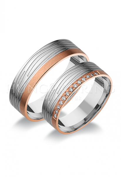 Különleges öntési eljárással, forrasztás nélkül készül! Választható egy színből: fehér, sárga, vörös, vagy ezekből tetszés szerint két szín. Felülete matt. Gépi vésett. Tetszés szerinti kövezéssel (cirkónia vagy brill). Belül finoman hajlított (domború). A gyűrűk szélessége 6 mm.
Átlag súly (egy párra értendő) 11,1 gr.