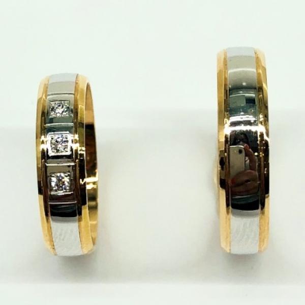 Különleges öntési eljárással, forrasztás nélkül készül! Választható egy színből: fehér, sárga, vörös és ezekből tetszés szerint két szín. Felülete matt vagy fényes. Tetszés szerinti kövezéssel (cirkónia vagy brill). Kívül, belül finoman hajlított (domború).A gyűrűk szélessége 5 mm.
Átlag súly (egy párra értendő) 9,0 gr.