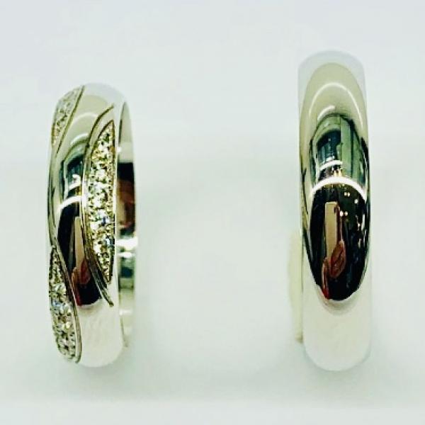 Különleges öntési eljárással, forrasztás nélkül készül! Választható egy színből: fehér, sárga, vörös. Felülete matt vagy fényes. Tetszés szerinti kövezéssel (cirkónia vagy brill). Kívül, belül finoman hajlított (domború).A gyűrűk szélessége 5 mm.
Átlag súly (egy párra értendő) 10,4 gr.