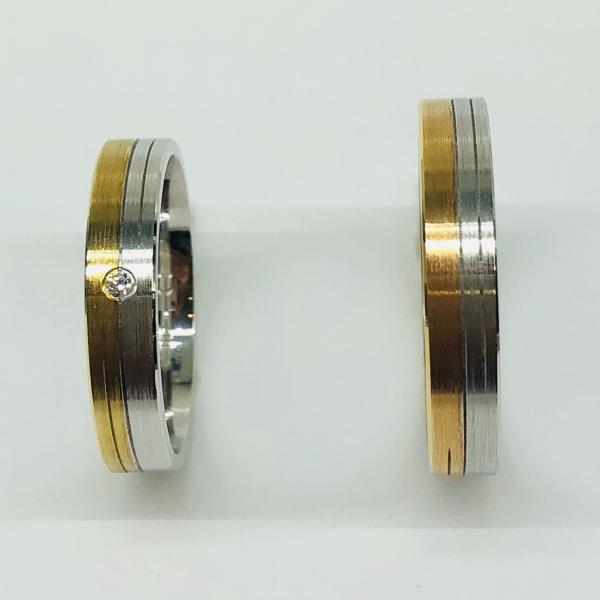 Különleges öntési eljárással, forrasztás nélkül készül! Választható egy színből: fehér, sárga, vörös, és ezekből tetszés szerint két szín. Felülete matt vagy  fényes. Tetszés szerinti kövezéssel (cirkónia vagy brill). Belül finoman hajlított (domború).A gyűrűk szélessége 4 mm.
Átlag súly (egy párra értendő) 8,2 gr.