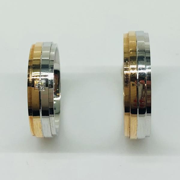 Különleges öntési eljárással, forrasztás nélkül készül! Választható egy színből: fehér, sárga, vörös, és ezekből tetszés szerint két szín. Felülete matt vagy  fényes. Tetszés szerinti kövezéssel (cirkónia vagy brill). Kívül, belül finoman hajlított (domború).A gyűrűk szélessége 5 mm.
Átlag súly (egy párra értendő) 10,3 gr.