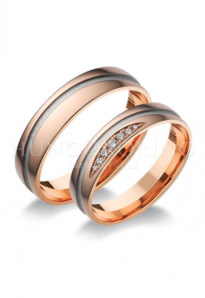 Különleges öntési eljárással, forrasztás nélkül készül! Választható egy színből: fehér, sárga, vörös. Felülete matt vagy fényes. Gépi vésett. Tetszés szerinti kövezéssel (cirkónia vagy brill). Kívül, belül finoman hajlított (domború). A gyűrűk szélessége 5 mm.
Átlag súly (egy párra értendő) 9,4 gr.