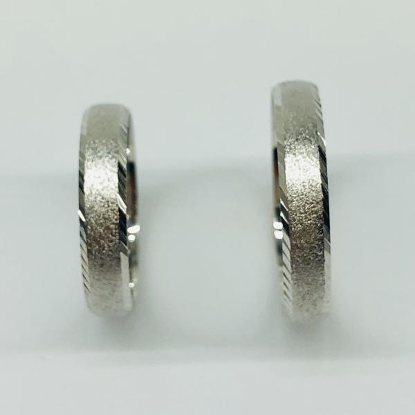 Különleges öntési eljárással, forrasztás nélkül készül! Választható egy színből: fehér, sárga, vörös. Felülete matt és fényes. Kívül, belül finoman hajlított (domború). A gyűrűk szélessége 4 mm.
Átlag súly (egy párra értendő) 4,3 gr.