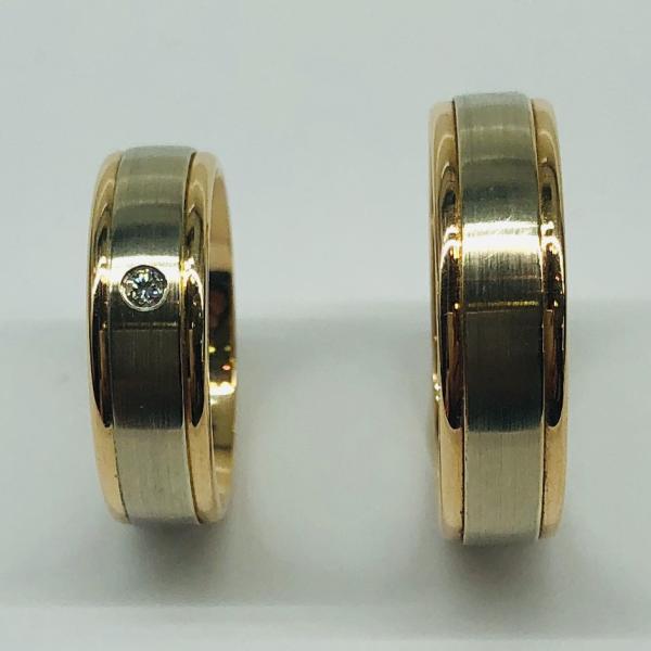 Választható egy színből: sárga, fehér, vörös , és ezekből tetszés szerint két szín. A felülete matt és fényes. A fehér rhodiummal bevont.
Választható cirkónia kővel és brill kővel is. A gyűrű kívül, belül finoman hajlított (domború). A gyűrű szélessége 6 mm. Átlag súly (egy párra értendő) 11,2 gr.