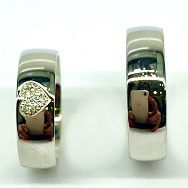 Különleges öntési eljárással, forrasztás nélkül készül! Választható egy színből: fehér, sárga, vörös. Felülete matt vagy fényes. Tetszés szerinti kövezéssel (cirkónia vagy brill). Kívül, belül finoman hajlított (domború).A gyűrűk szélessége 6 mm.
Átlag súly (egy párra értendő) 11,0 gr.