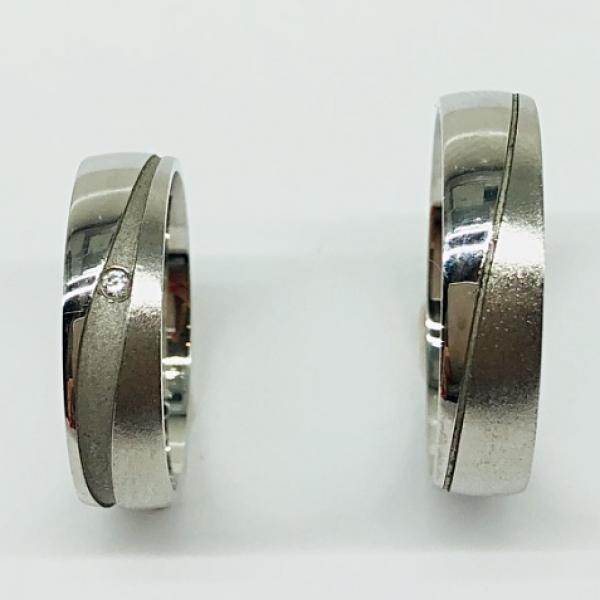 Különleges öntési eljárással, forrasztás nélkül készül! Választható egy színből: fehér, sárga, vörös. Felülete matt és fényes. Tetszés szerinti kövezéssel (cirkónia vagy brill). Kívül, belül finoman hajlított (domború).A gyűrűk szélessége 5 mm.
Átlag súly (egy párra értendő) 9,4 gr.