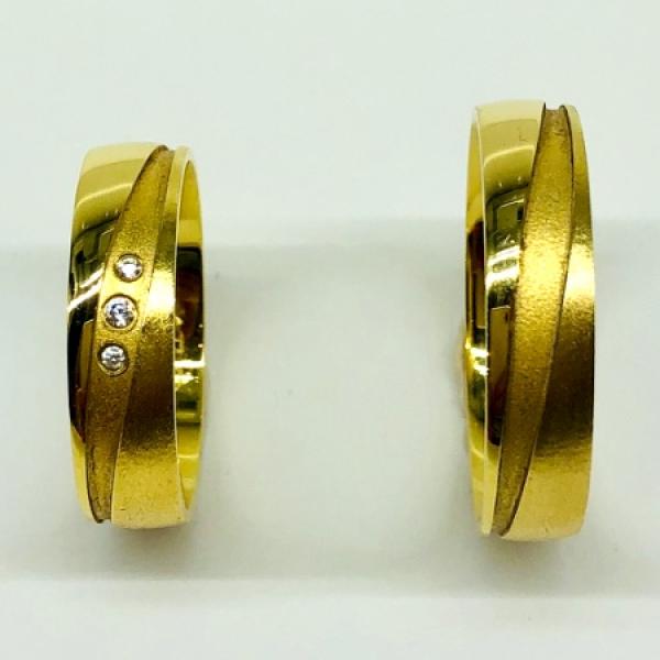 Különleges öntési eljárással, forrasztás nélkül készül! Választható egy színből: fehér, sárga, vörös. Felülete matt vagy fényes. Tetszés szerinti kövezéssel (cirkónia vagy brill). Kívül, belül finoman hajlított (domború).A gyűrűk szélessége 5 mm.
Átlag súly (egy párra értendő) 8,7 gr.
