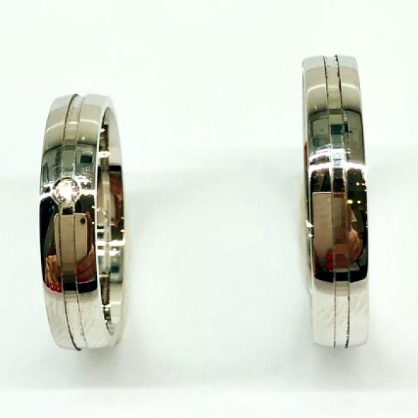 Különleges öntési eljárással, forrasztás nélkül készül! Választható egy színből: fehér, sárga, vörös. Felülete matt vagy fényes. Tetszés szerinti kövezéssel (cirkónia vagy brill). Kívül, belül finoman hajlított (domború).A gyűrűk szélessége 4 mm.
Átlag súly (egy párra értendő) 7,6 gr.