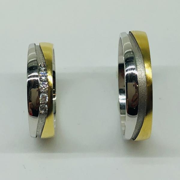 Különleges öntési eljárással, forrasztás nélkül készül! Választható egy színből: fehér, sárga, vörös, és ezekből tetszés szerint két szín. Felülete matt és  fényes. Tetszés szerinti kövezéssel (cirkónia vagy brill). Kívül, belül finoman hajlított (domború).A gyűrűk szélessége 5 mm.
Átlag súly (egy párra értendő) 9,2 gr.