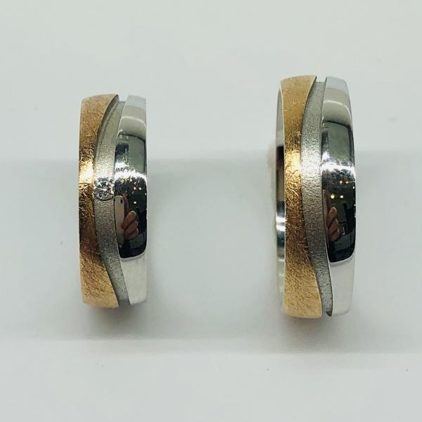 Különleges öntési eljárással, forrasztás nélkül készül! Választható egy színből: fehér, sárga, vörös, és ezekből tetszés szerint két szín. Felülete matt és  fényes. Tetszés szerinti kövezéssel (cirkónia vagy brill). Kívül, belül finoman hajlított (domború).A gyűrűk szélessége 6 mm.
Átlag súly (egy párra értendő) 10,6 gr.