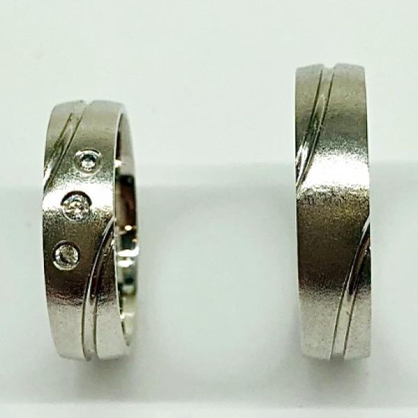 Különleges öntési eljárással, forrasztás nélkül készül! Választható egy színből: fehér, sárga, vörös. Felülete matt és fényes. Tetszés szerinti kövezéssel (cirkónia vagy brill). Kívül, belül finoman hajlított (domború).A gyűrűk szélessége 5 mm.
Átlag súly (egy párra értendő) 9,0 gr.