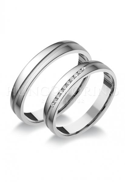 Különleges öntési eljárással, forrasztás nélkül készül! Választható egy színből: fehér, sárga, vörös. Felülete matt vagy fényes. Gépi vésett. Tetszés szerinti kövezéssel (cirkónia vagy brill). Kívül, belül finoman hajlított (domború). A gyűrűk szélessége 4 mm.
Átlag súly (egy párra értendő) 7,6 gr.