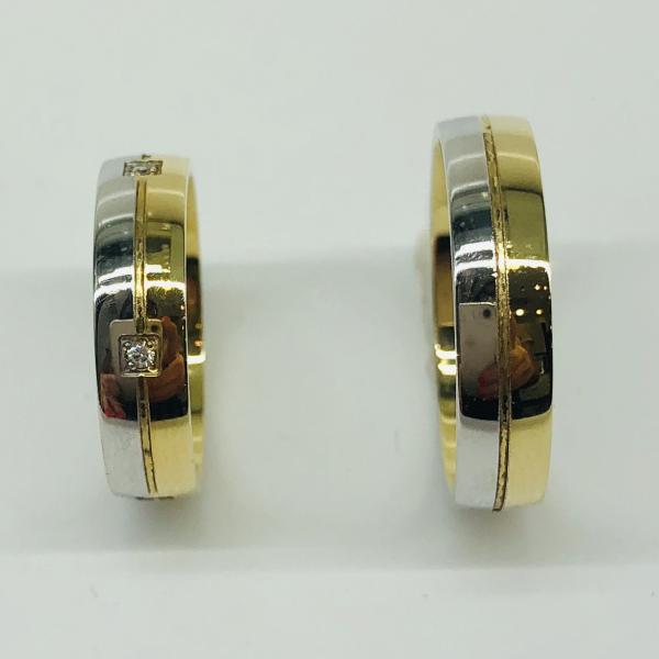 Különleges öntési eljárással, forrasztás nélkül készül! Választható egy színből: fehér, sárga, vörös, és ezekből tetszés szerint két szín. Felülete matt vagy  fényes. Tetszés szerinti kövezéssel (cirkónia vagy brill). Kívül, belül finoman hajlított (domború).A gyűrűk szélessége 5 mm.
Átlag súly (egy párra értendő) 9,4 gr.