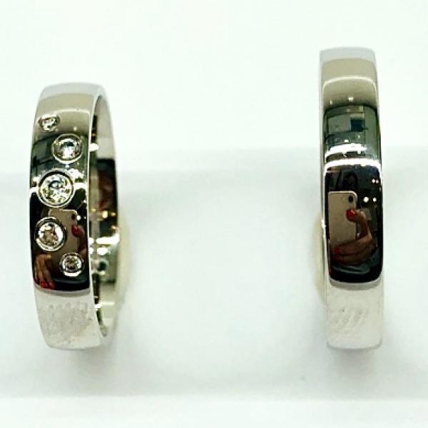 Különleges öntési eljárással, forrasztás nélkül készül! Választható egy színből: fehér, sárga, vörös. Felülete matt vagy fényes. Tetszés szerinti kövezéssel (cirkónia vagy brill). Kívül, belül finoman hajlított (domború).A gyűrűk szélessége 4 mm.
Átlag súly (egy párra értendő) 7,6 gr.
