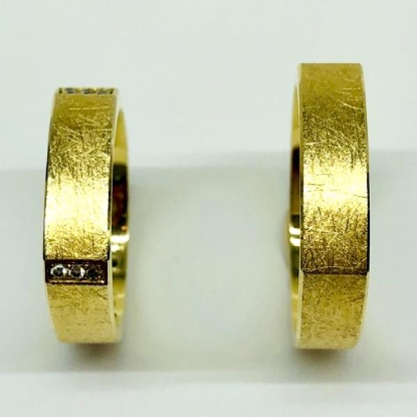 Különleges öntési eljárással, forrasztás nélkül készül! Választható egy színből: fehér, sárga, vörös. Felülete matt (jégkarc) vagy fényes. Tetszés szerinti kövezéssel (cirkónia vagy brill). Belül finoman hajlított (domború). A gyűrűk szélessége 5 mm.
Átlag súly (egy párra értendő) 12,2 gr.