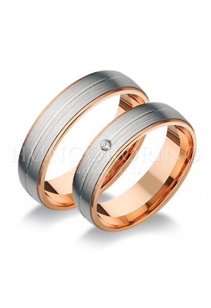 Különleges öntési eljárással, forrasztás nélkül készül! Választható egy színből: fehér, sárga, vörös, vagy ezekből tetszés szerint két szín. Felülete matt vagy fényes. Tetszés szerinti kövezéssel (cirkónia vagy brill). Belül finoman hajlított (domború). A gyűrűk szélessége 5 mm.
Átlag súly (egy párra értendő) 8,7 gr.