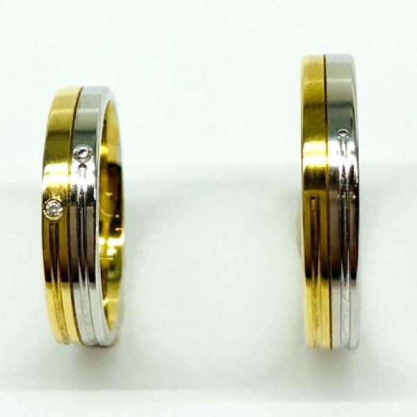 Különleges öntési eljárással, forrasztás nélkül készül! Választható egy színből: fehér, sárga, vörös és ezekből tetszés szerint két szín. Felülete matt és fényes. Tetszés szerinti kövezéssel (cirkónia vagy brill). Belül finoman hajlított (domború). A gyűrűk szélessége 4 mm.
Átlag súly (egy párra értendő) 8,2 gr.