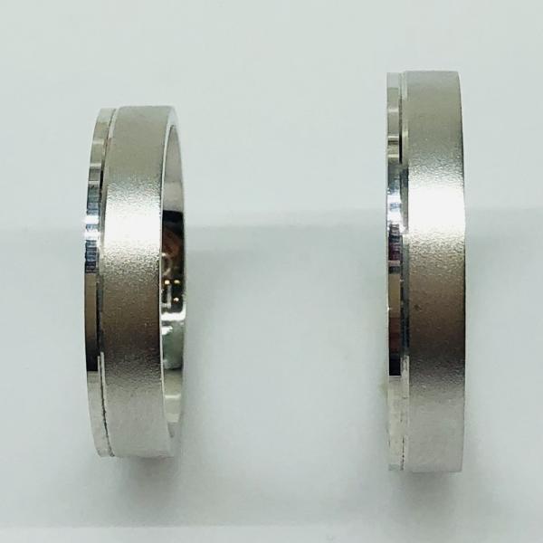 Különleges öntési eljárással, forrasztás nélkül készül! Választható egy színből: fehér, sárga, vörös. Felülete matt és fényes. Belül finoman hajlított (domború). A gyűrűk szélessége 4 mm.
Átlag súly (egy párra értendő) 8,2 gr.