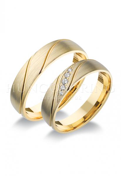 Különleges öntési eljárással, forrasztás nélkül készül! Választható egy színből: fehér, sárga, vörös. Felülete matt vagy fényes. Tetszés szerinti kövezéssel (cirkónia vagy brill). Kívül, belül finoman hajlított (domború). A gyűrűk szélessége 5 mm.
Átlag súly (egy párra értendő) 8.4 gr.