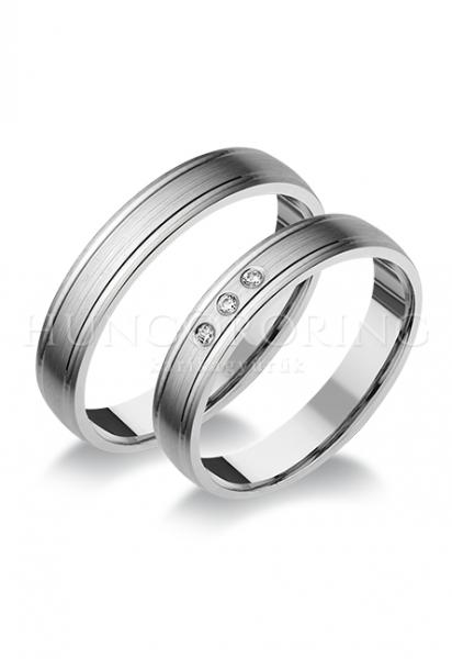 Különleges öntési eljárással, forrasztás nélkül készül! Választható egy színből: fehér, sárga, vörös. Felülete matt vagy fényes. Tetszés szerinti kövezéssel (cirkónia vagy brill). Kívül, belül finoman hajlított (domború). A gyűrűk szélessége 4 mm.
Átlag súly (egy párra értendő) 7,6 gr.