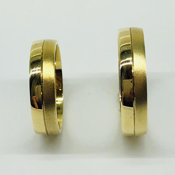 Különleges öntési eljárással, forrasztás nélkül készül! Választható egy színből: fehér, sárga, vörös. Felülete matt és fényes. Kívül, belül finoman hajlított (domború). A gyűrűk szélessége 5 mm.
Átlag súly (egy párra értendő) 9,4 gr.