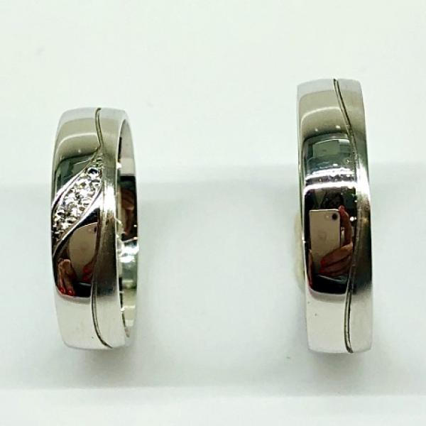 Különleges öntési eljárással, forrasztás nélkül készül! Választható egy színből: fehér, sárga, vörös. Felülete matt és fényes. Tetszés szerinti kövezéssel (cirkónia vagy brill). Kívül, belül finoman hajlított (domború).A gyűrűk szélessége 5 mm.
Átlag súly (egy párra értendő) 9,4 gr.