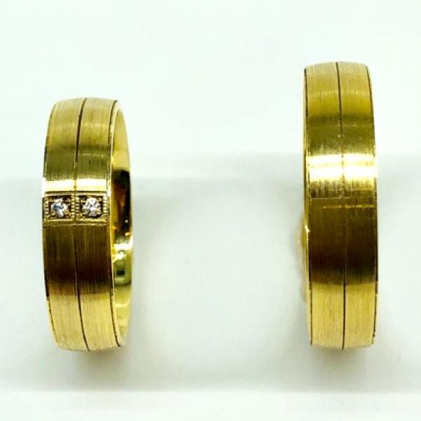 Különleges öntési eljárással, forrasztás nélkül készül! Választható egy színből: fehér, sárga, vörös. Felülete matt vagy fényes. Tetszés szerinti kövezéssel (cirkónia vagy brill). Kívül, belül finoman hajlított (domború).A gyűrűk szélessége 5 mm.
Átlag súly (egy párra értendő) 9,4 gr.