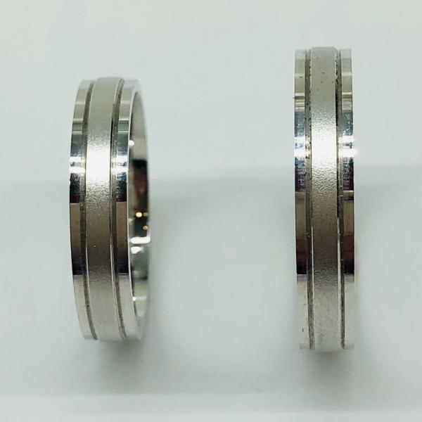 Különleges öntési eljárással, forrasztás nélkül készül! Választható egy színből: fehér, sárga, vörös. Felülete matt és fényes. Kívül, belül finoman hajlított (domború). A gyűrűk szélessége 4 mm.
Átlag súly (egy párra értendő) 8,2 gr.