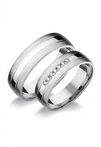 Különleges öntési eljárással, forrasztás nélkül készül! Választható egy színből: fehér, sárga, vörös. Felülete matt és fényes. Tetszés szerinti kövezéssel (cirkónia vagy brill). Kívül, belül finoman hajlított (domború). A gyűrűk szélessége 6 mm.
Átlag súly (egy párra értendő) 11 gr.