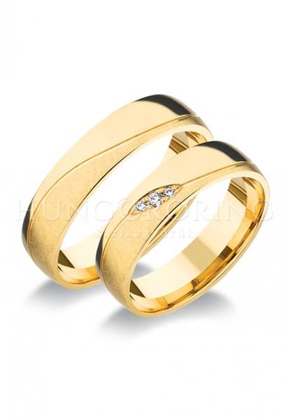 Különleges öntési eljárással, forrasztás nélkül készül! Választható egy színből: fehér, sárga, vörös. Felülete matt és fényes. Tetszés szerinti kövezéssel (cirkónia vagy brill). Kívül, belül finoman hajlított (domború). A gyűrűk szélessége 5 mm.
Átlag súly (egy párra értendő) 9,5 gr.