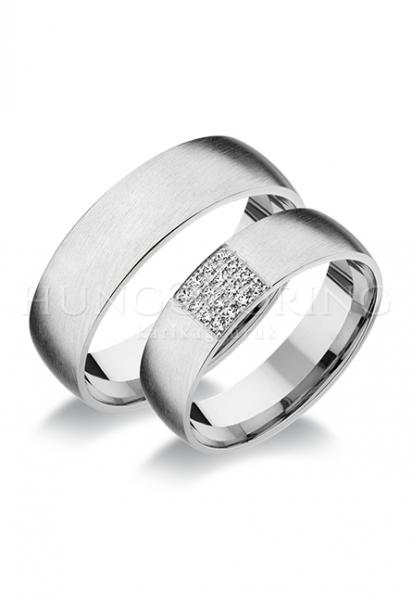 Különleges öntési eljárással, forrasztás nélkül készül! Választható egy színből: fehér, sárga, vörös. Felülete matt vagy fényes. Tetszés szerinti kövezéssel (cirkónia vagy brill). Kívül, belül finoman hajlított (domború). A gyűrűk szélessége 6 mm.
Átlag súly (egy párra értendő) 11 gr.