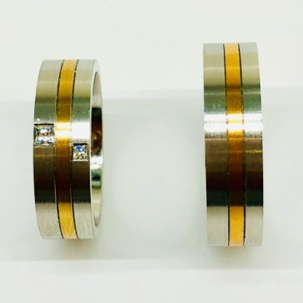 Különleges öntési eljárással, forrasztás nélkül készül! Választható egy színből: fehér, sárga, vörös és ezekből tetszés szerint két szín. Felülete matt vagy fényes. Tetszés szerinti kövezéssel (cirkónia vagy brill). Belül finoman hajlított (domború). A gyűrűk szélessége 6 mm.
Átlag súly (egy párra értendő) 16,2 gr.
